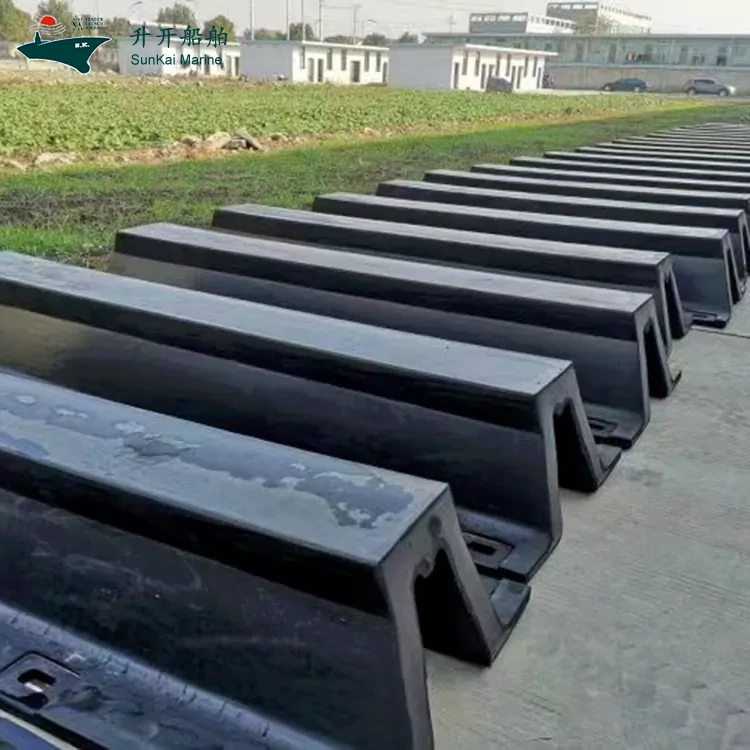 تعزيز سلامة الموانئ: تنتج شركة Qingdao SunKai Marine بكميات كبيرة شرائط مصدات مطاطية لحوض السفن لحماية عمليات الرسو في المحطات المحلية والدولية